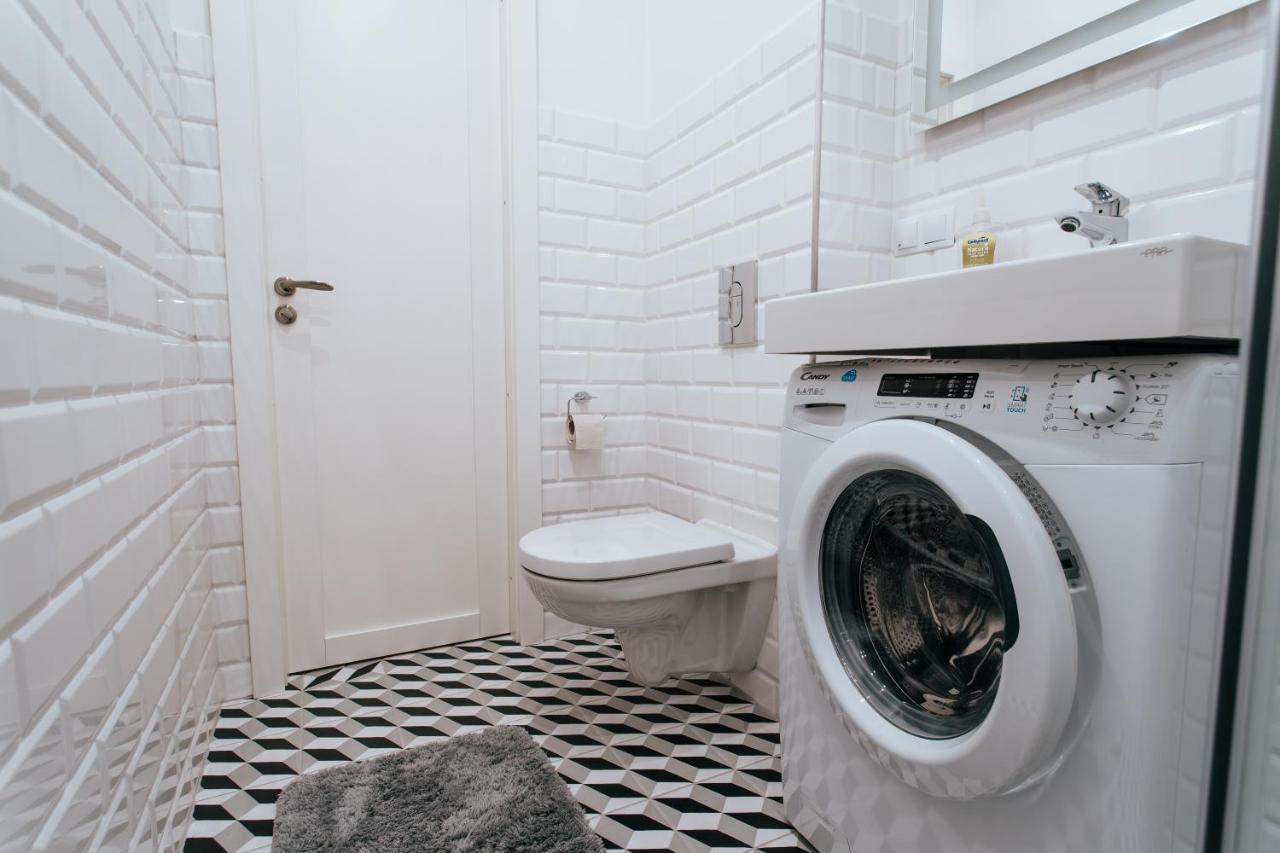 Stylish Latvian-Style Studio Apartment Near City Center, Parks, Cafes & Public Transit Рига Екстер'єр фото